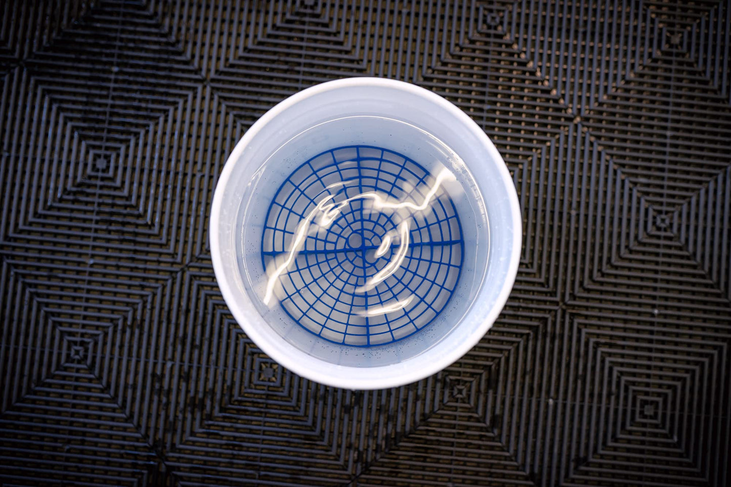 MAGIC BUCKET | Wascheimer 13 Liter | Mit Grit Guard Schmutzsieb für Tesla Model 3/Y Reinigung