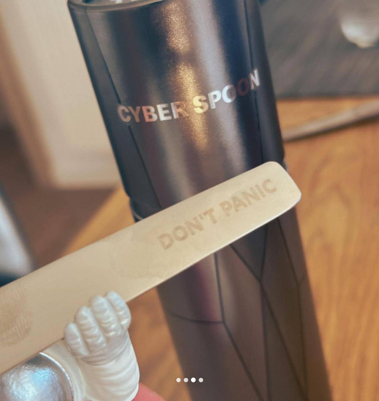 Limitierter CYBERSPOON mit Sticker & Astronaut